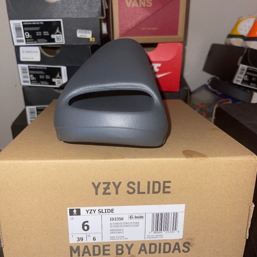 Yeezy Slide  ***size 6***